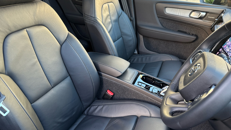 Volvo XC40 2.0 B4P Ultra Dark 5dr Auto Petrol Estate